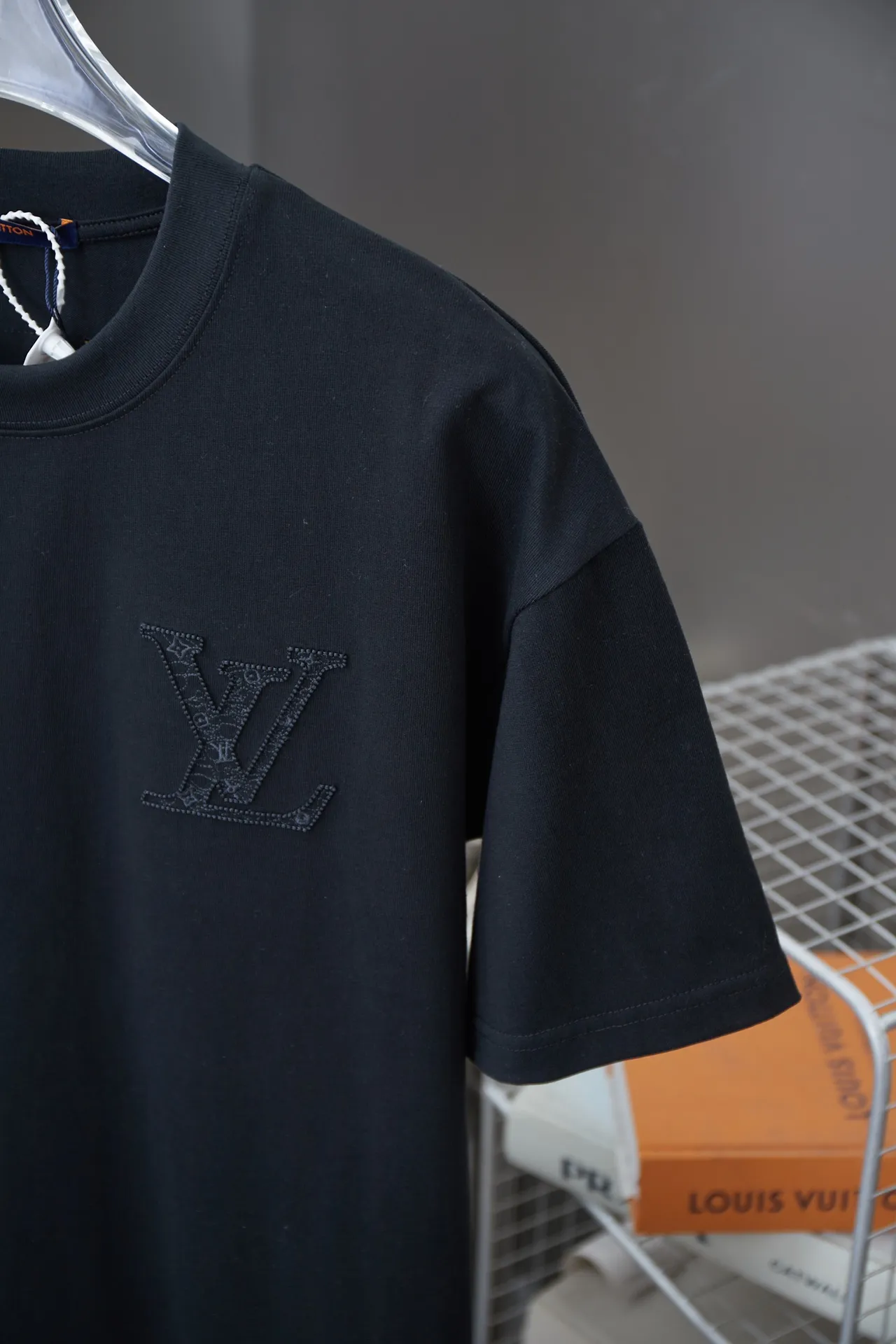 🅿️190 1V 25SS early spring new style Toothbrush embroidered logo short sleeves Light luxury essential item for daily commuting for men and women Correct version Welcome to compare Detailed features · 320g 100% pure cotton double yarn jersey fabric · Custom dyed in the same vat, special thickened 32 pieces double-strand 1X1 thread · Imported Tajima machine machine embroidery, toothbrush embroidered logo embroidery pattern + three-dimensional burnt flowers · Double-needle sewing and cross-seam technology · Original main mark, washed tag, brand moisture-proof paper packaging Color: black/white/pink Size: S/M/L/XLI